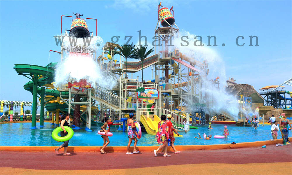 水上彩虹滑梯，畅享清凉夏日