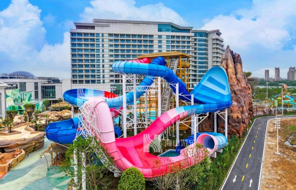 双重风暴，极致竞速——星际盘旋+巨浪翻滚组合引爆水乐园刺激体验